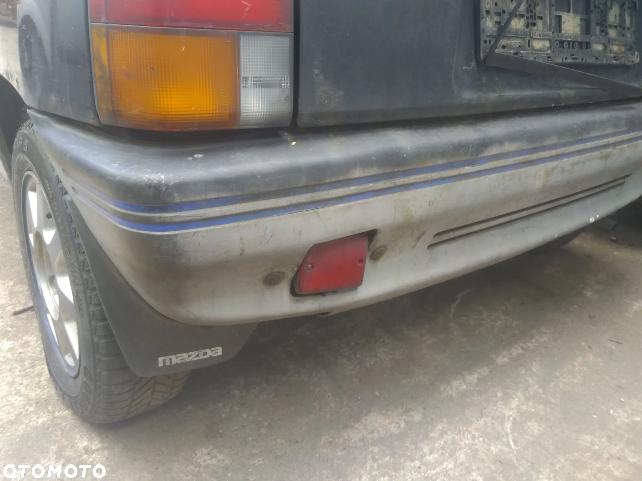Mazda 121 zderzak tylny - 1