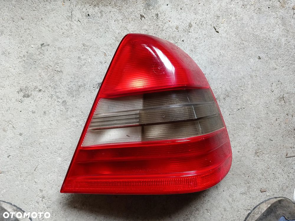 LAMPA PRAWA TYLNA MERCEDES W202 2028201264 - 1