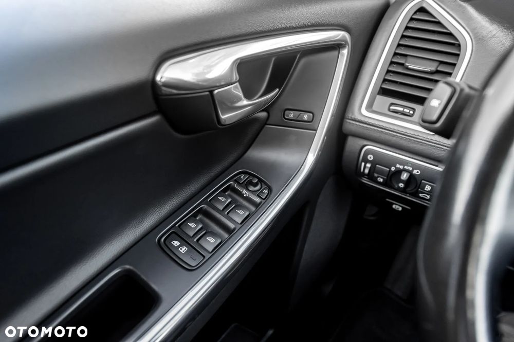Volvo XC 60 D4 AWD Geartronic Momentum - 23