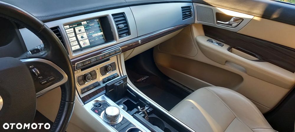 Jaguar XF 2.2 D Luxury - 9