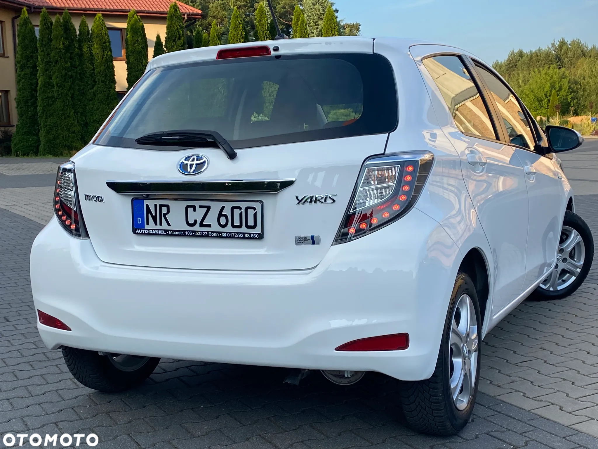 Toyota Yaris Hybrid 100 Premium - 12