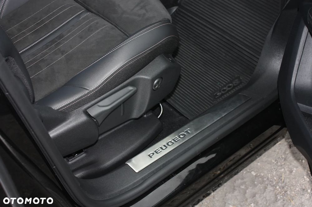 Peugeot 3008 Hybrid4 300 e-EAT8 GT - 17