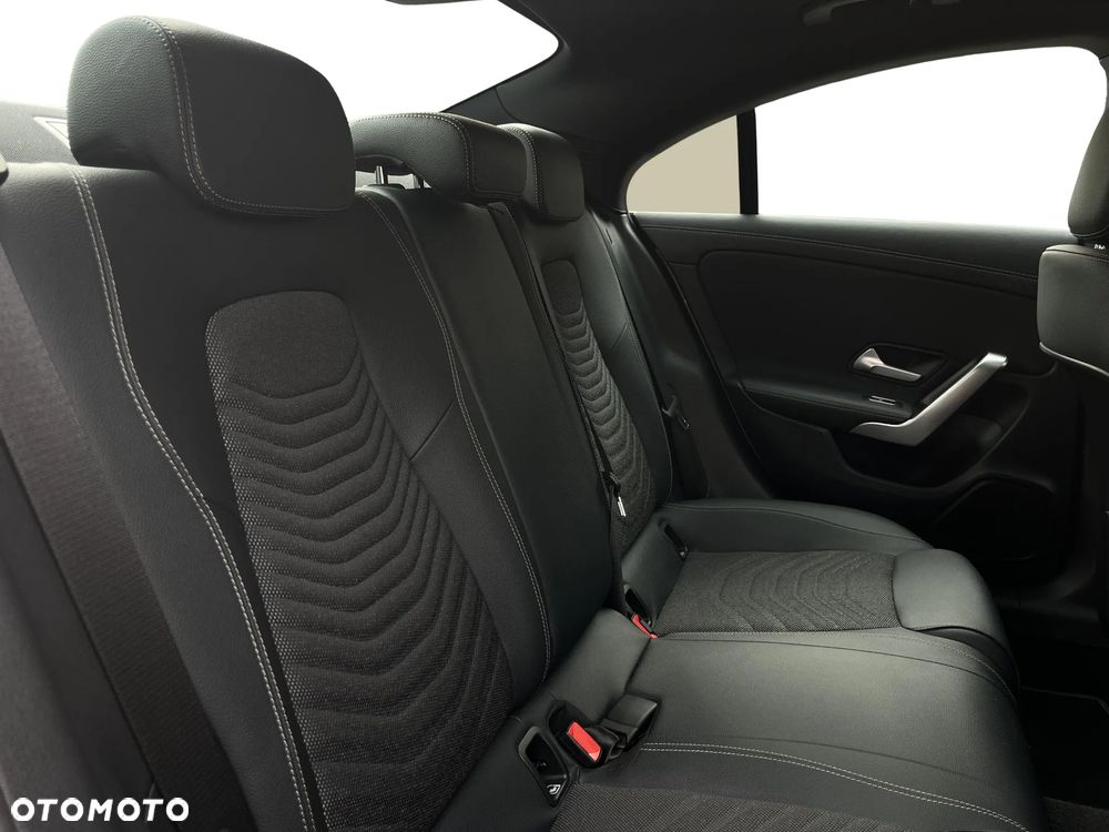 Mercedes-Benz CLA 180 Progressive 7G-DCT - 35