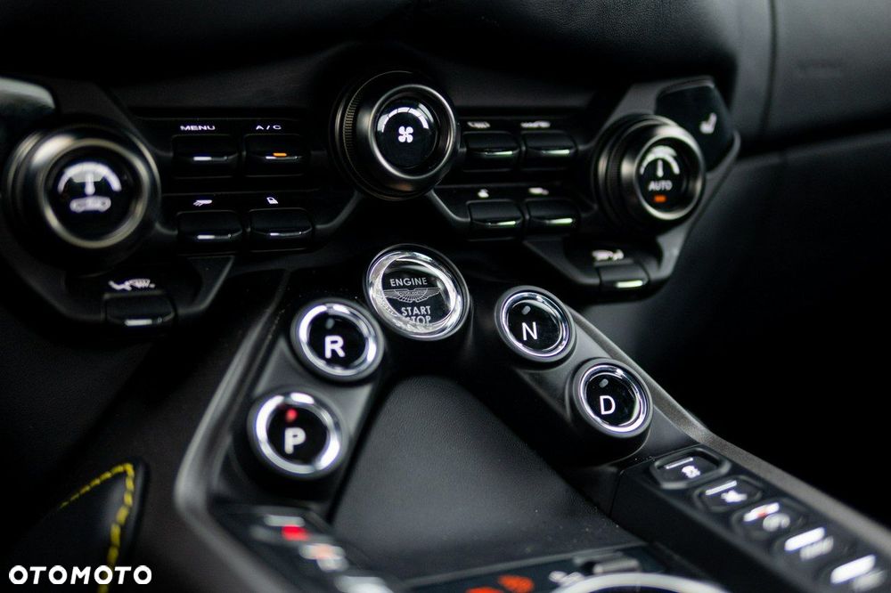 Aston Martin Vantage - 29