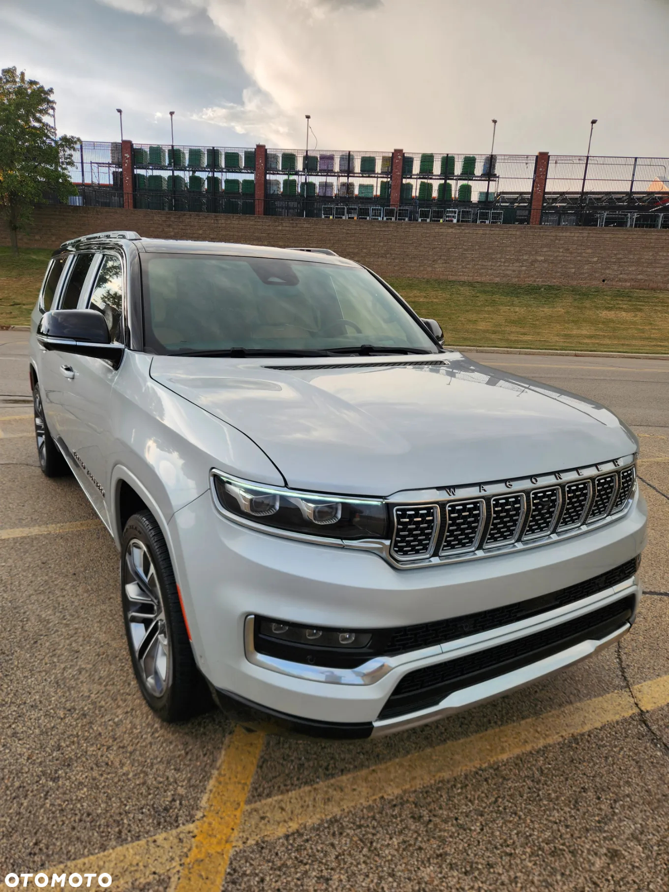 Jeep Grand Wagoneer - 14