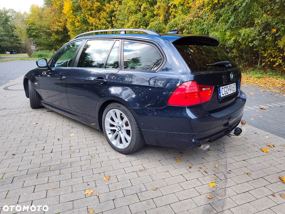 BMW 3 Series 2010 photo 3
