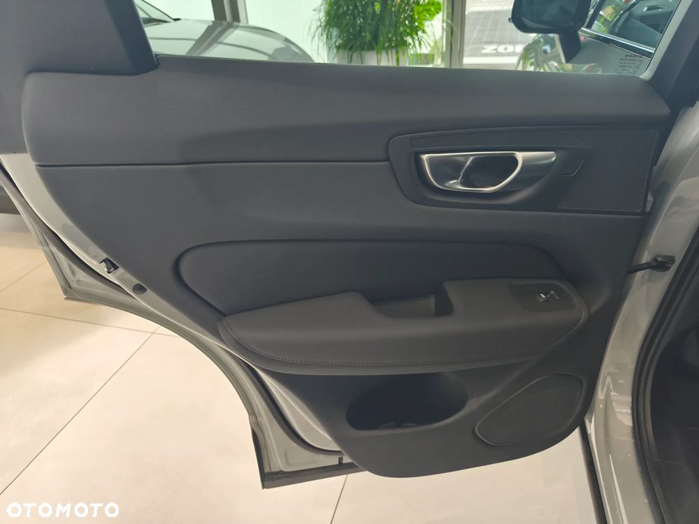 Volvo XC 60 B5 B AWD Plus Dark - 12