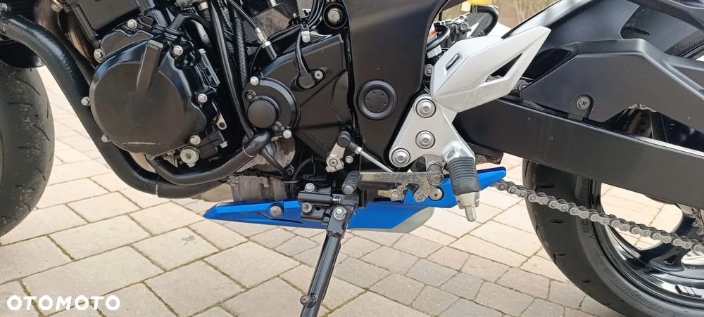 Suzuki GSR - 38