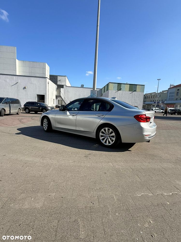 BMW Seria 3 320i xDrive - 11