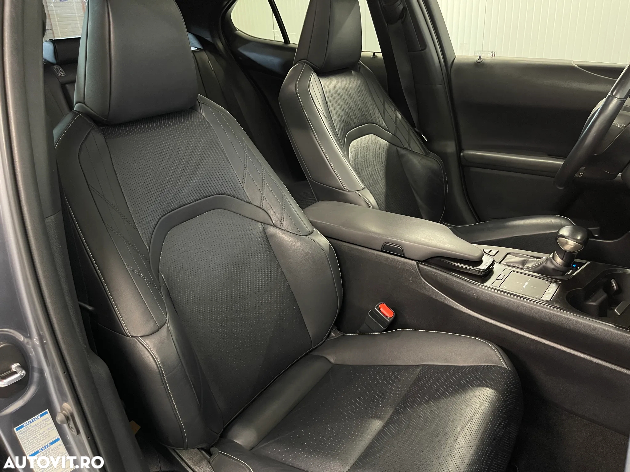 Lexus UX 250h 2.0L HEV 20H- (178 HP) 4X4 CVT Luxury - 10