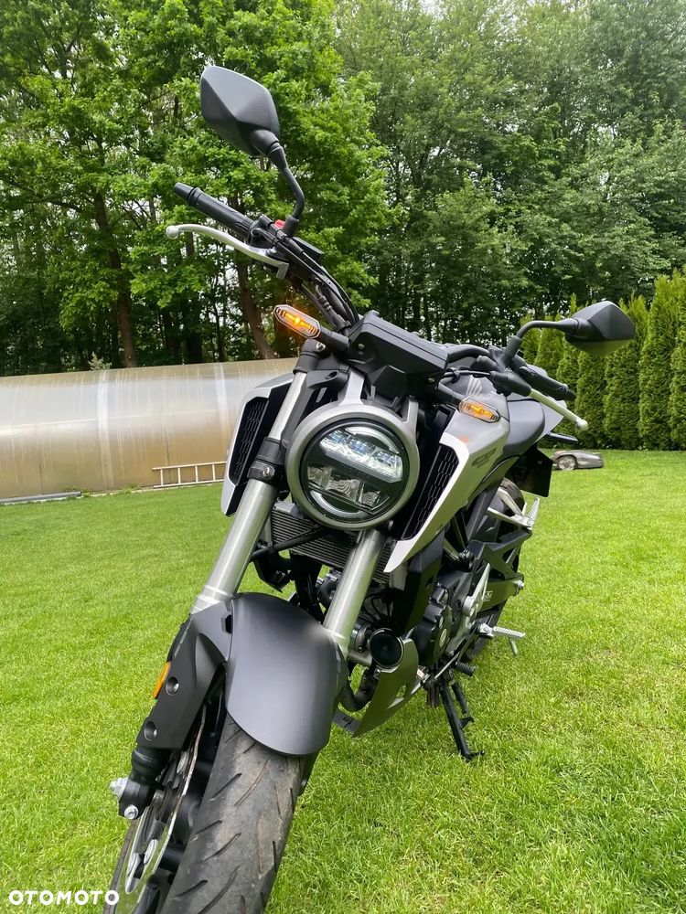 Honda CB - 1