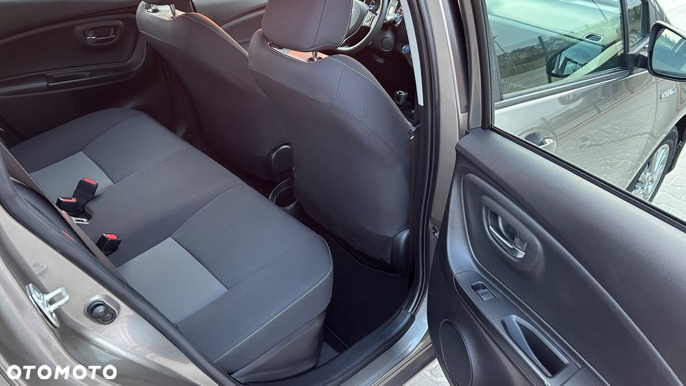 Toyota Yaris Hybrid 100 Business Edition - 26