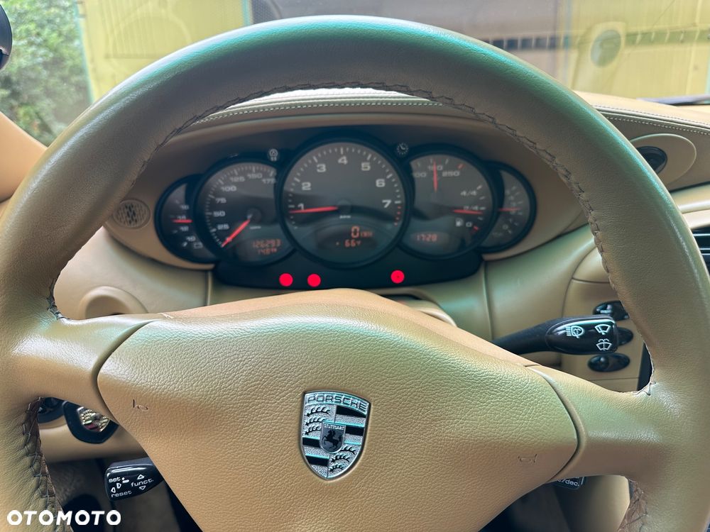 Porsche 911 Carrera 4 - 10