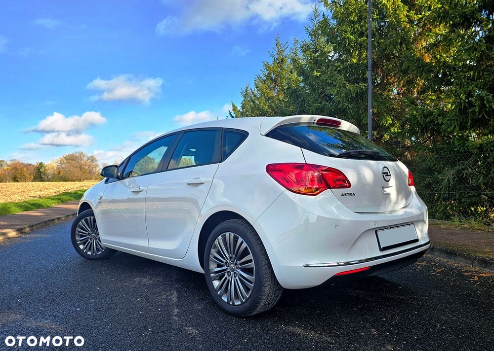 Opel Astra 2013 photo 3
