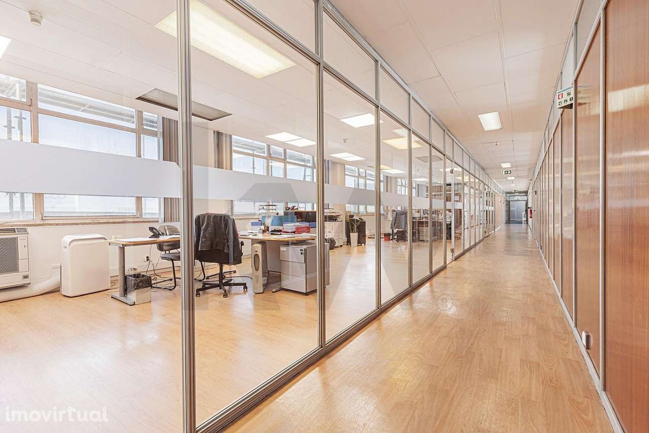 NAVE / ESCRITÓRIO DE AMPLOS E LUMINOSOS 700M2 NA AV. INFANTE D. HENRIQ - Grande imagem: 2/35