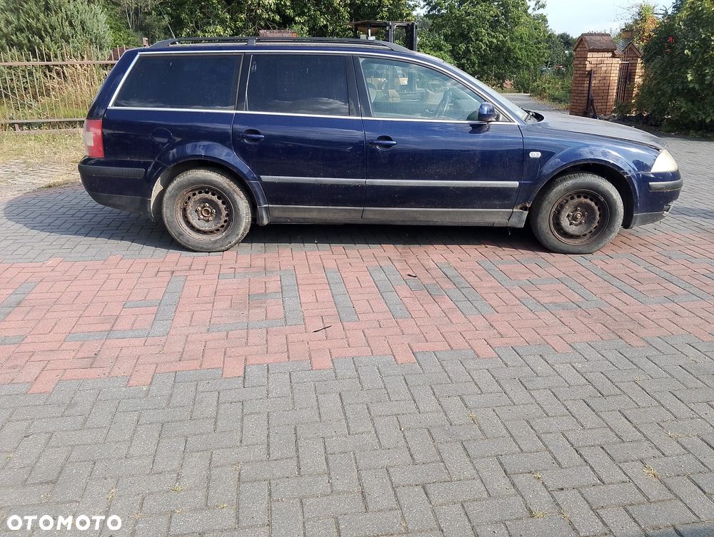 Volkswagen Passat B5 FL (00-05r.) 1.6 B 102KM. Silnik ALZ Skrzynia DVP lakier B5N / LB5N / 7D.Cały na części. GWARANCJA !!!  Przód Tył Zestaw Komplet Drzwi Klapa Zderzak Błotnik Maska Grill Atrapa Szyba Pas Lampa Lusterko Boczki Fotel Kanapa Kokpit Deska Rozdzielcza Przełącznik Włącznik Sterownik Przewody Wiązka Instalacja Moduł Komputer Czujnik Listwa Pompa Alternator Wtryski Głowica Rozrusznik Kompresor Sprzęgło Dwumas Silnik Skrzynia ABS Klimatyzacji Paliwa Wspomagania Kolektor Turbina Przepustnica Zawór Chłodnica Koło Hak Belka Sanki Zawieszenie Mcpherson Półoś Amortyzator Wydech Tłumik Zacisk Most - 4