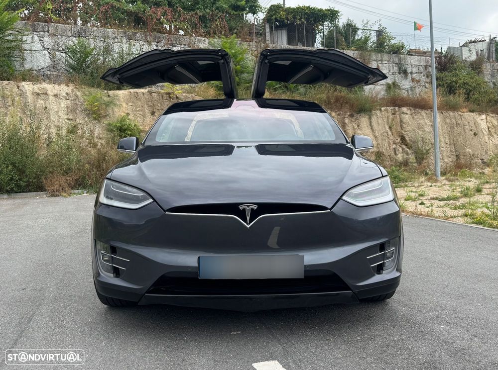 Tesla Model X - 10