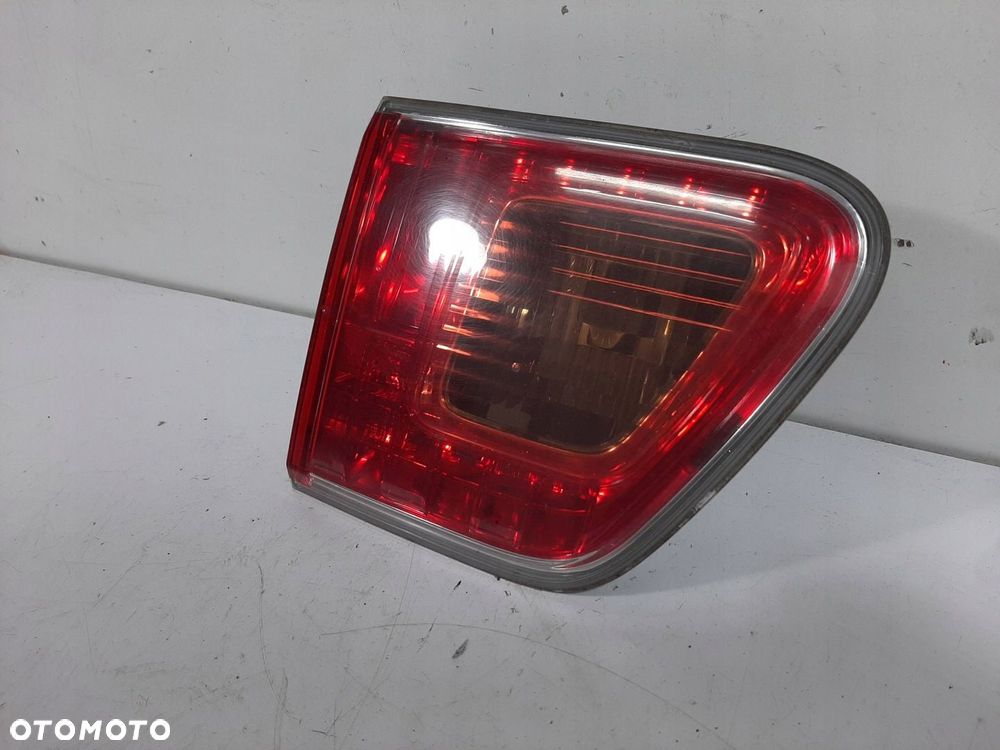 TOYOTA AVENSIS T27 KOMBI 09R LAMPA W KLAPE PRAWA TYL - 2