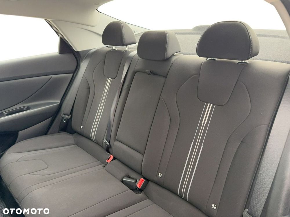 Hyundai Elantra - 12