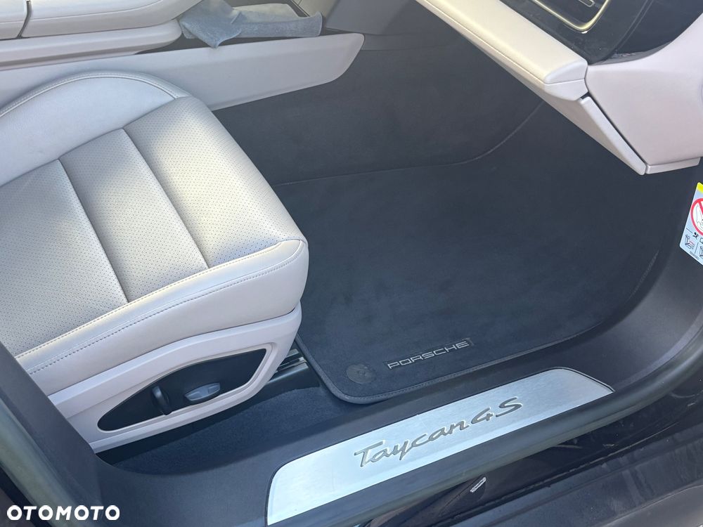 Porsche Taycan - 38