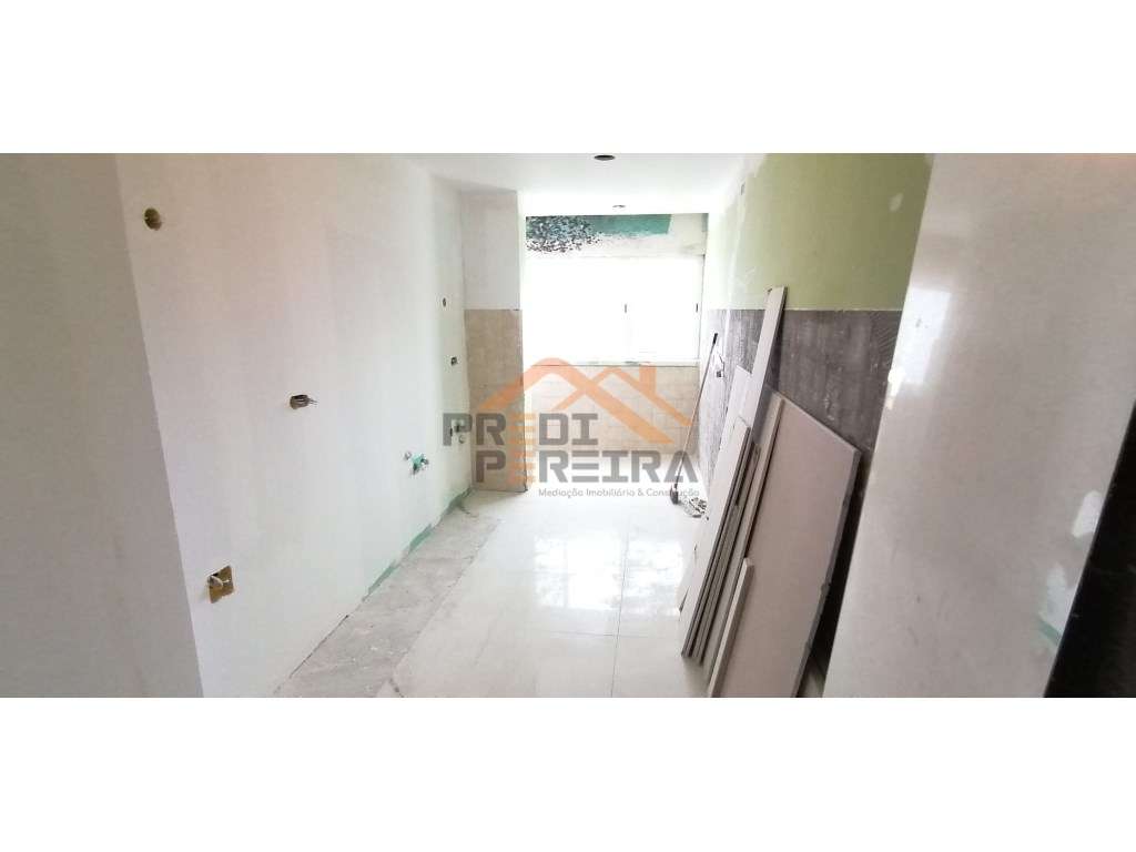 Situado em Santo António dos Cavaleiros, Torres da Bela Vista, T3 t... - Grande imagem: 2/20