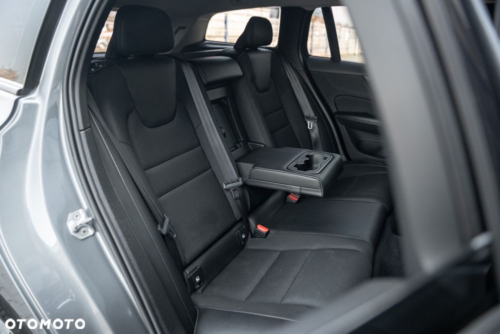 Volvo V60 D4 Drive-E Momentum - 36