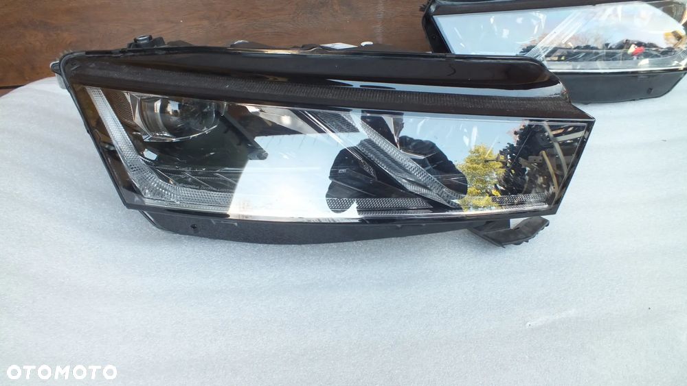 Lampa przednia lewa Skoda Octavia IV 5E494101 - 2