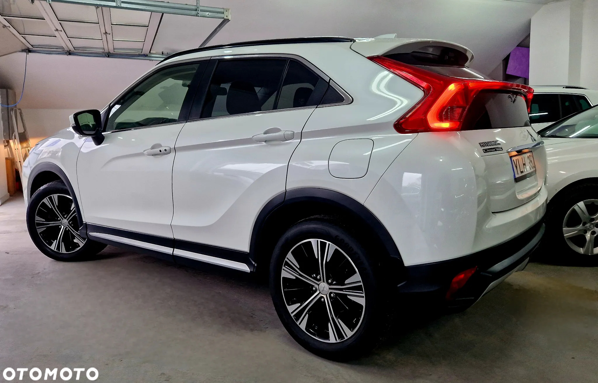 Mitsubishi Eclipse Cross 1.5 T-MIVEC 4WD CVT Diamant+ - 2