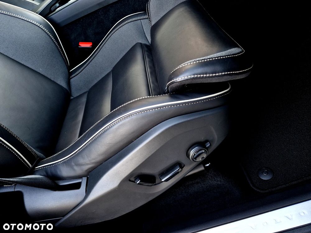 Volvo XC 60 B4 D AWD Plus Dark - 23