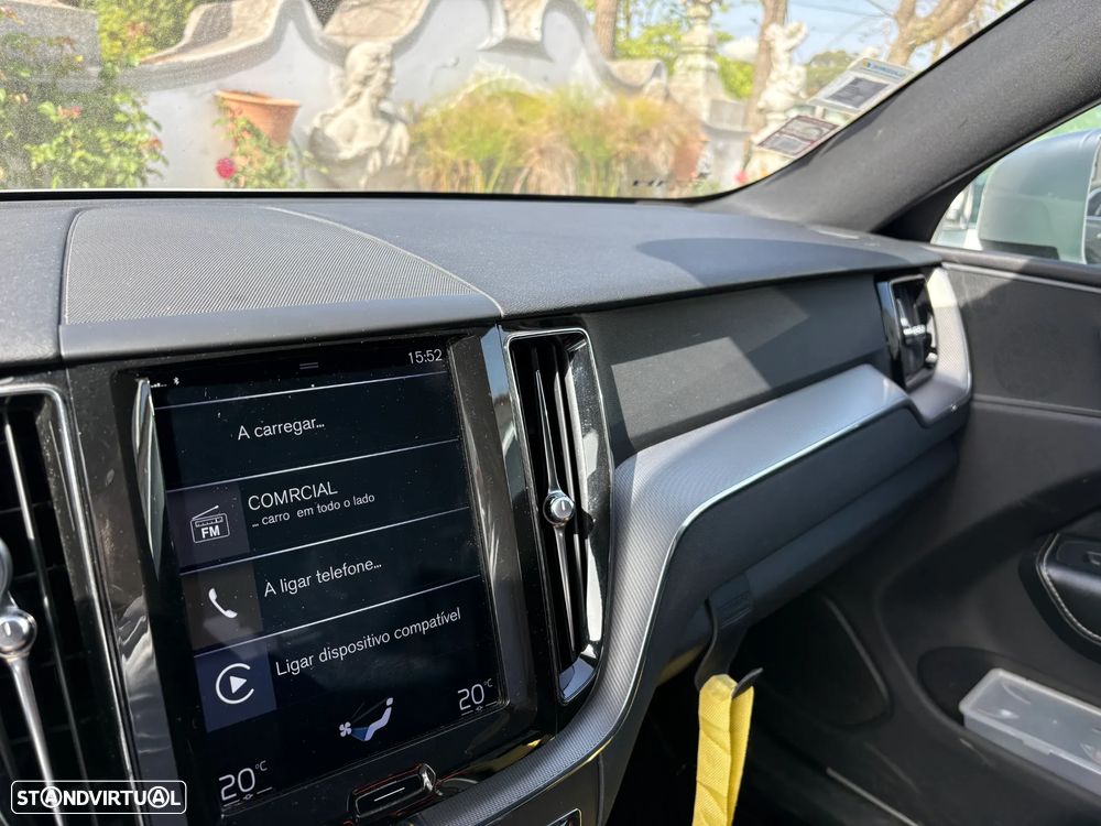 Volvo XC 60 2.0 D4 R-Design AWD Geartronic - 4