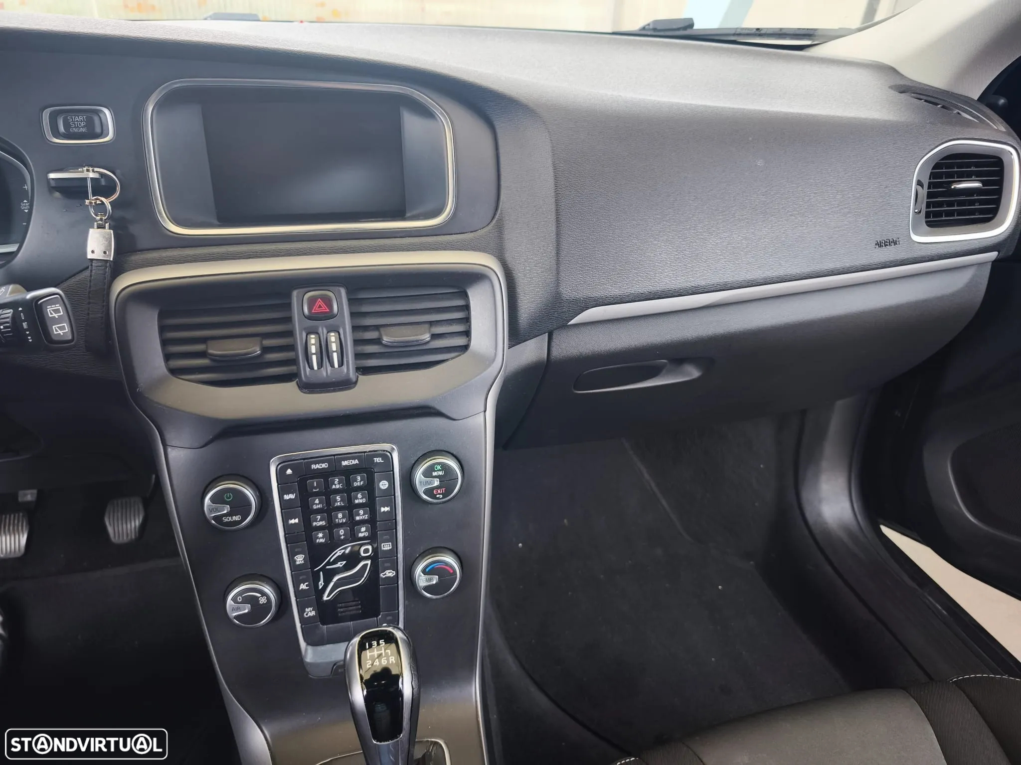 Volvo V40 2.0 D3 Momentum - 4