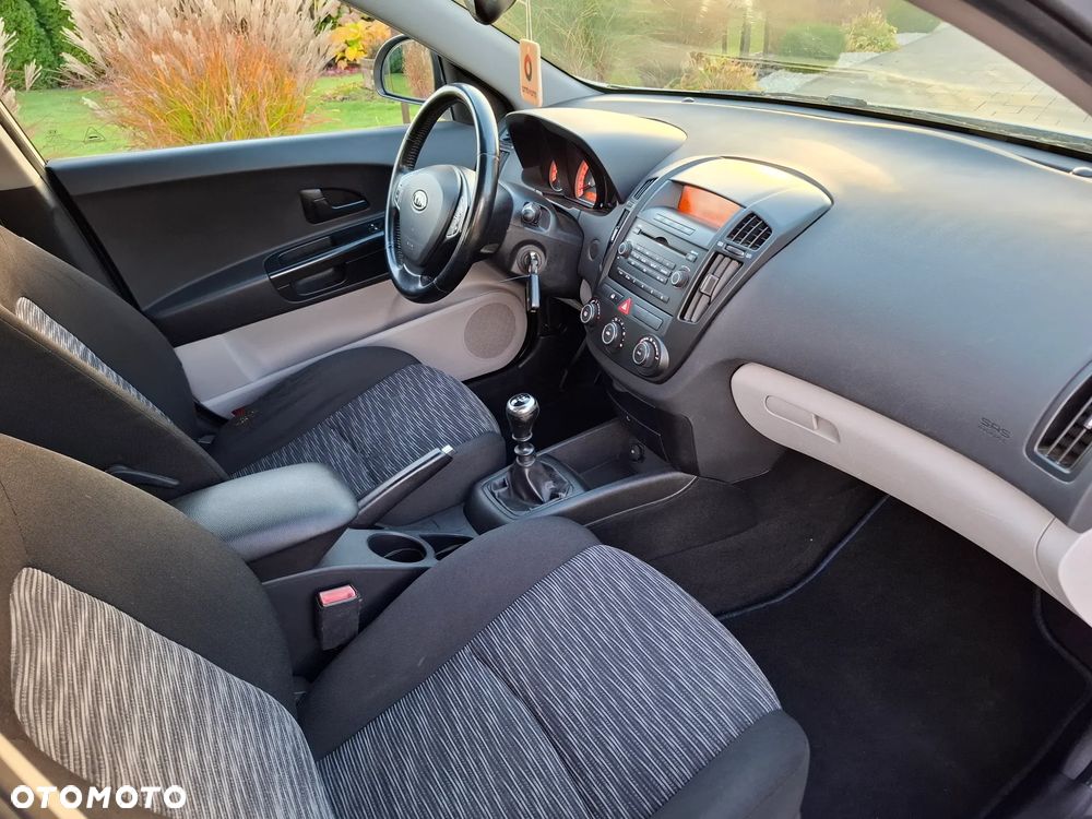 Kia Ceed - 37
