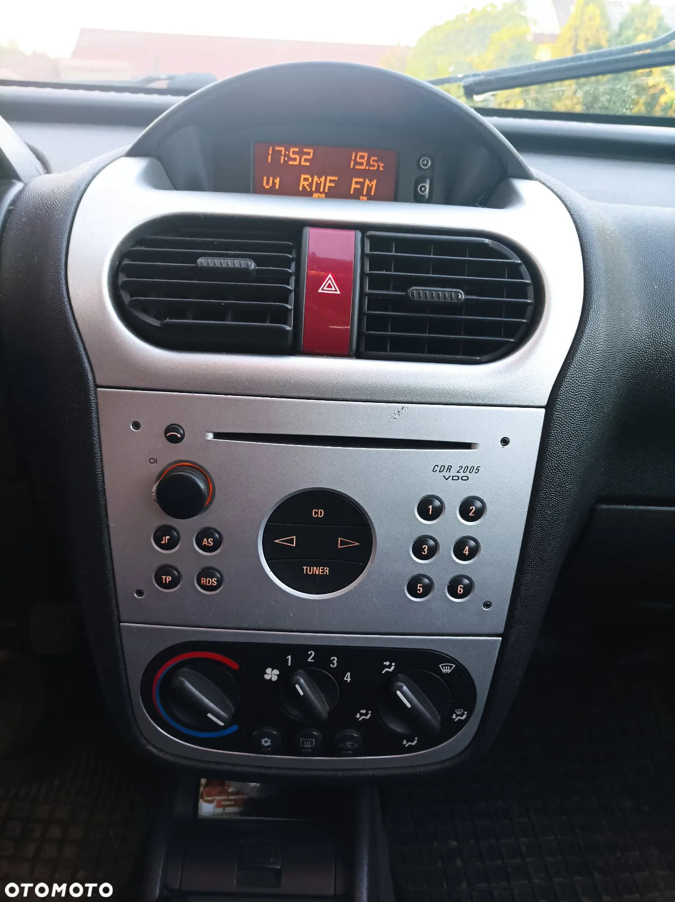 Opel Corsa 1.7 DTI NJoy - 11