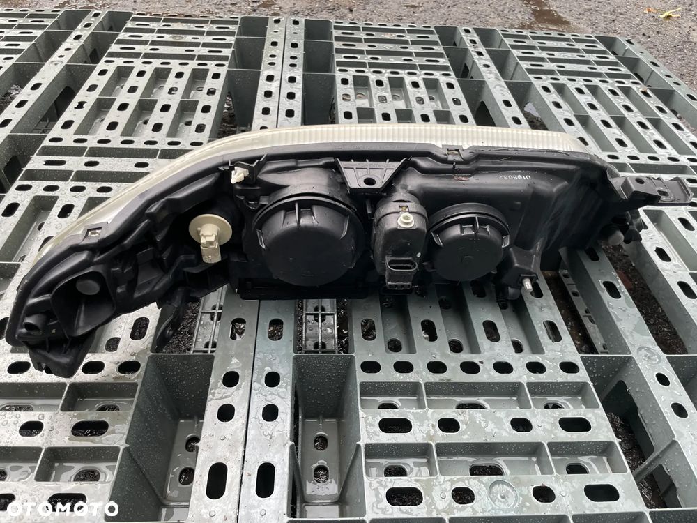Reflektor lewy Renault Laguna 2 przed liftingiem - 3