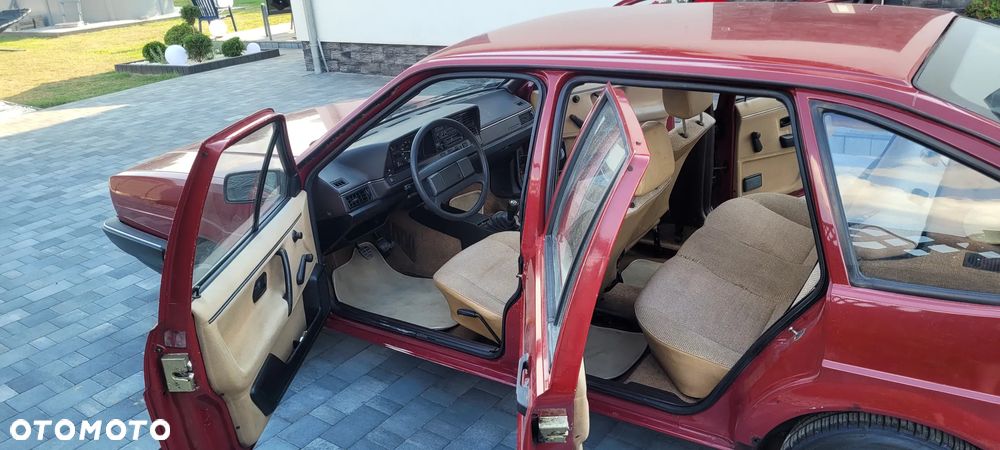 Volkswagen Passat 1.6 GL - 4