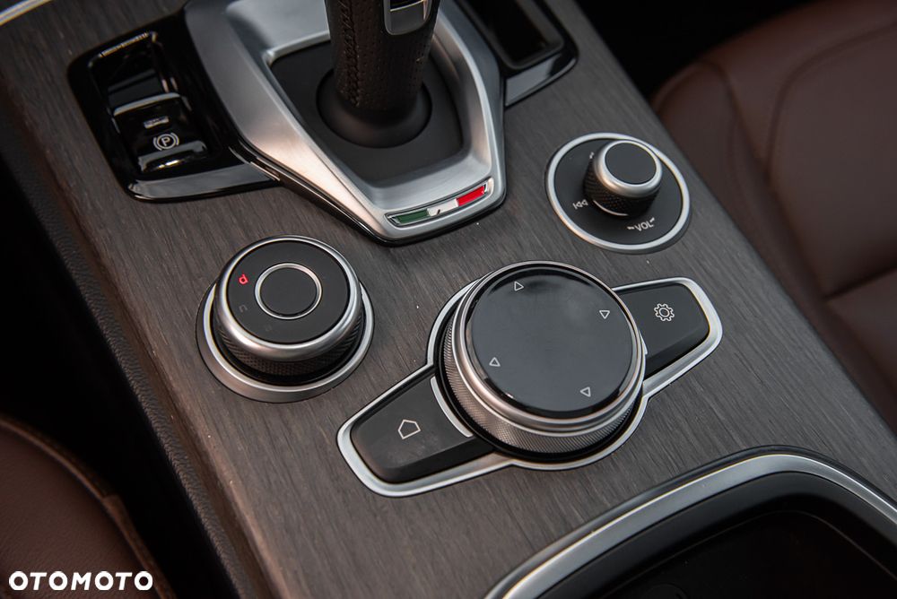 Alfa Romeo Stelvio 2.0 Turbo TI Q4 - 32