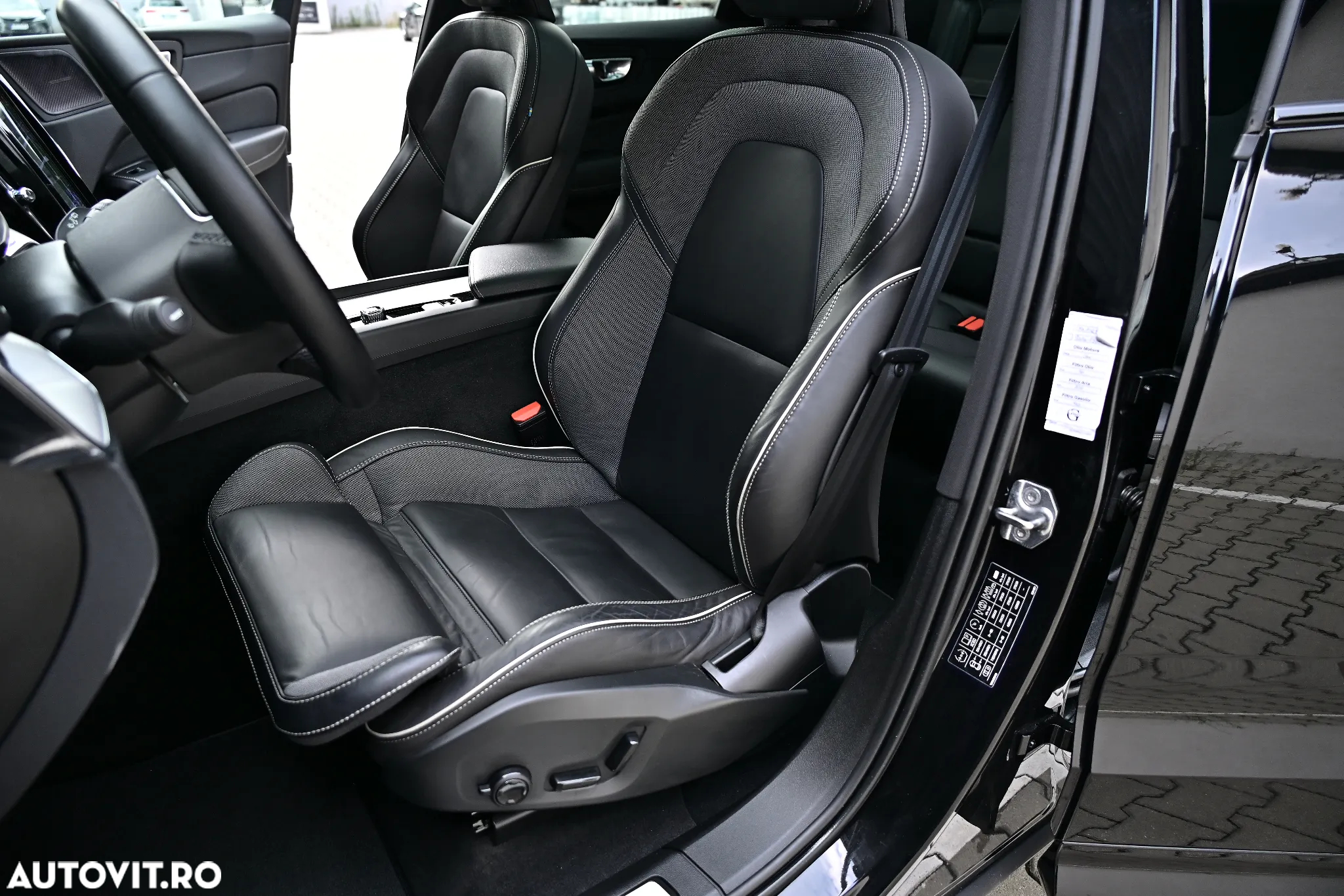 Volvo XC 60 B4 MHEV AT8 AWD R-Design - 18