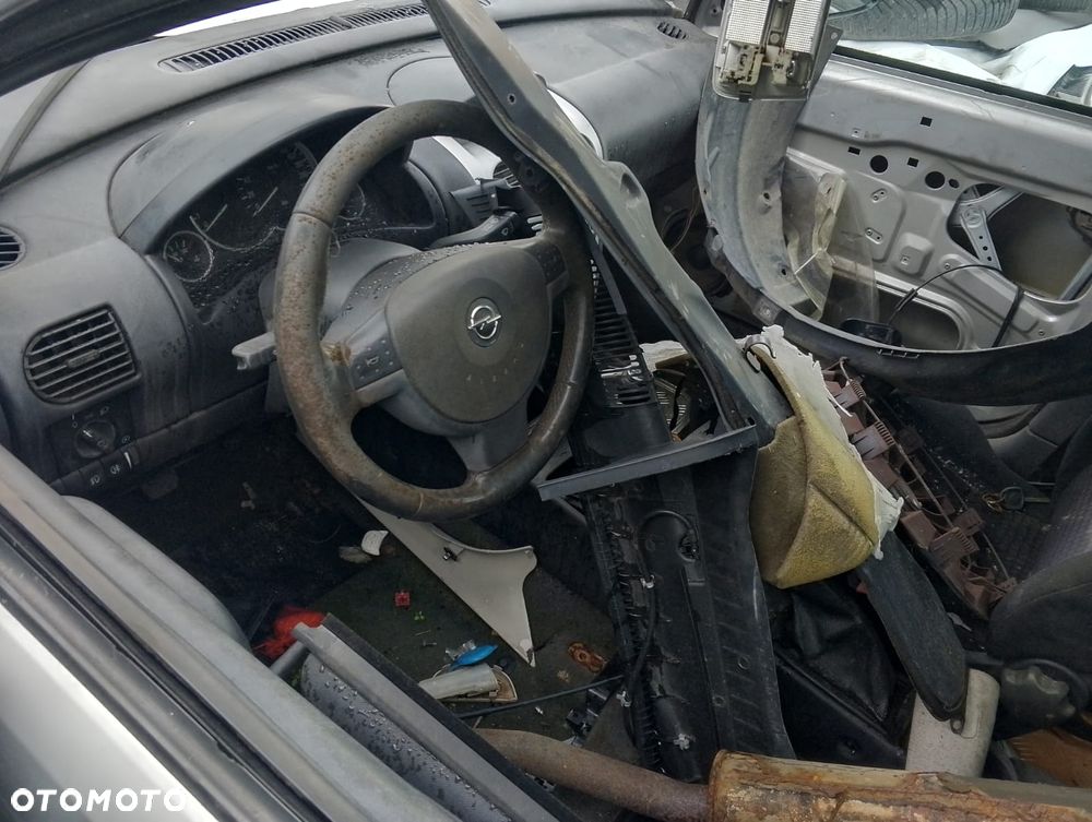 Opel Corsa C (02-06r.) 1.4 B 89KM. Silnik Z14XEP Skrzynia F13 lakier 2AU. Cały na części. GWARANCJA !!!  Przód Tył Zestaw Komplet Drzwi Klapa Zderzak Błotnik Maska Grill Atrapa Szyba Pas Lampa Lusterko Boczki Fotel Kanapa Kokpit Deska Rozdzielcza Przełącznik Włącznik Sterownik Przewody Wiązka Instalacja Moduł Komputer Czujnik Listwa Pompa Alternator Wtryski Głowica Rozrusznik Kompresor Sprzęgło Dwumas Silnik Skrzynia ABS Klimatyzacji Paliwa Wspomagania Kolektor Turbina Przepustnica Zawór Chłodnica Koło Hak Belka Sanki Zawieszenie Mcpherson Półoś Amortyzator Wydech Tłumik Zacisk Most - 7