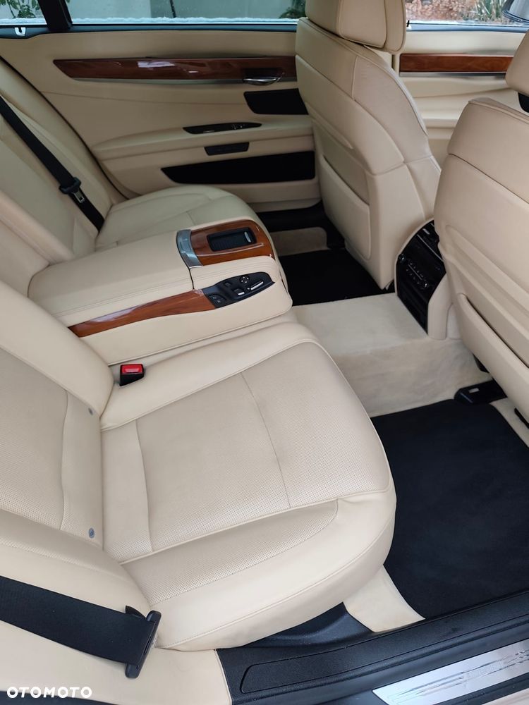 BMW Seria 7 750Li xDrive - 16