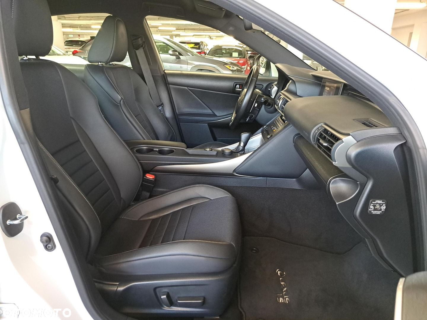 Lexus IS 300h F Sport Edition - 14