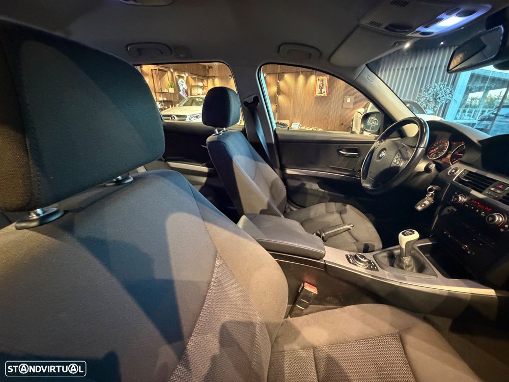 BMW 320 d Navigation Sport - 34