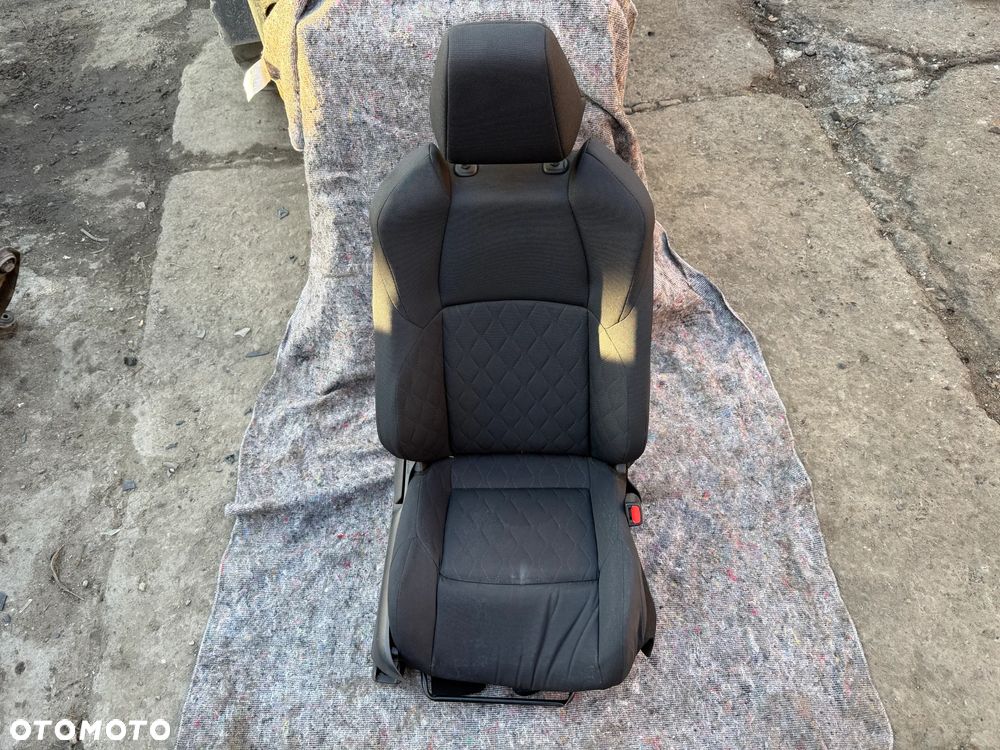 Fotele przód tył kanapa komplet Toyota Corolla Cross 2025r - 11