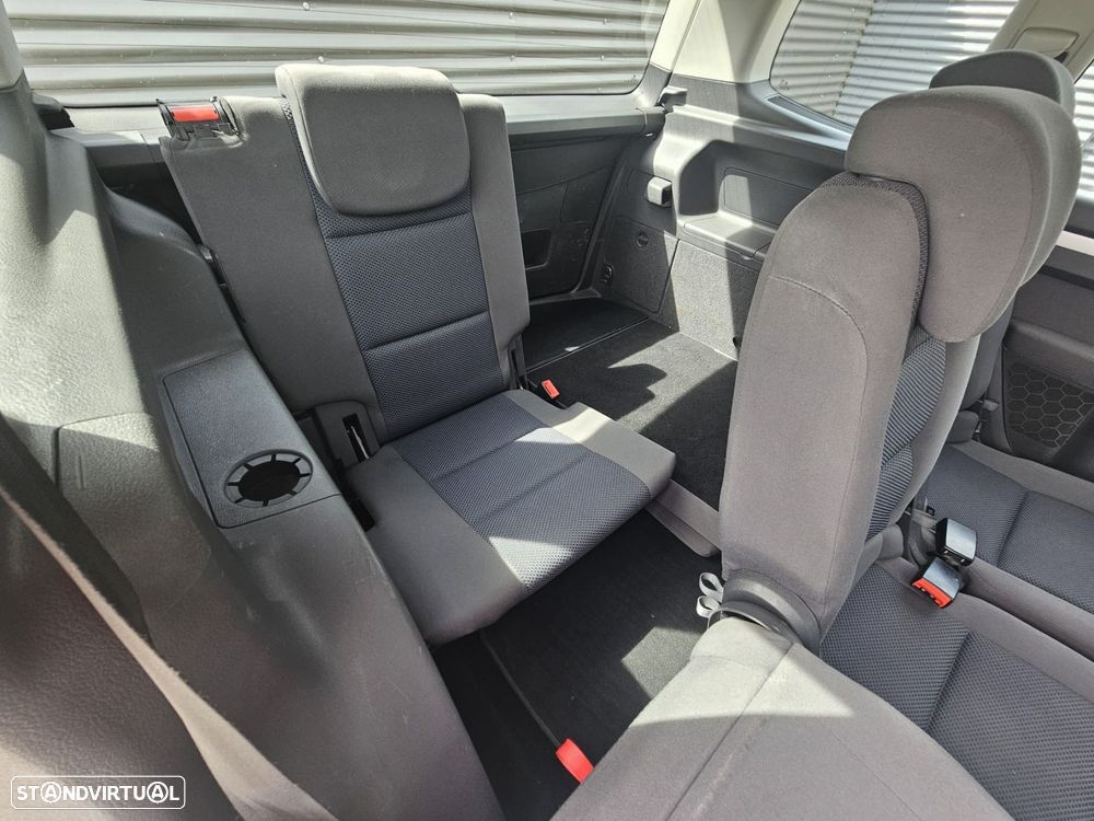 VW Touran 1.6 TDI Blue.Trendline 7L - 40