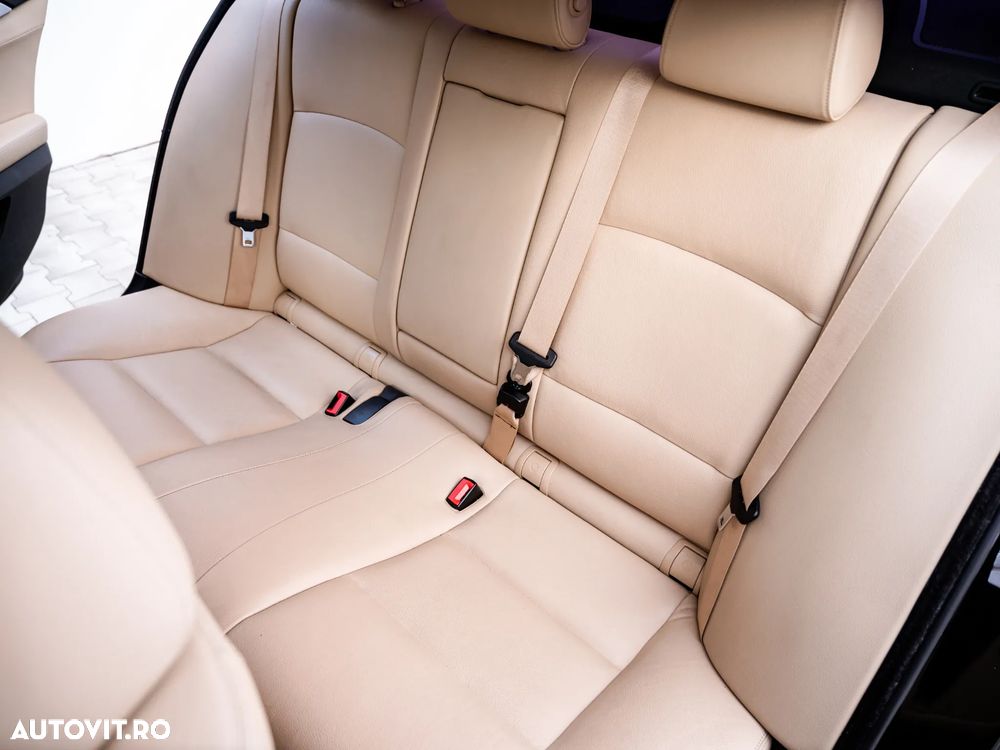 BMW Seria 5 525d xDrive AT - 15