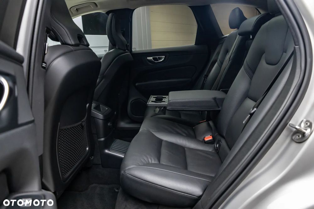 Volvo XC 60 T6 Plug-In Hybrid AWD Plus Bright - 9