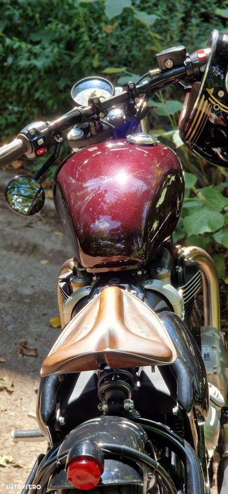 Triumph Bonneville Bobber - 8