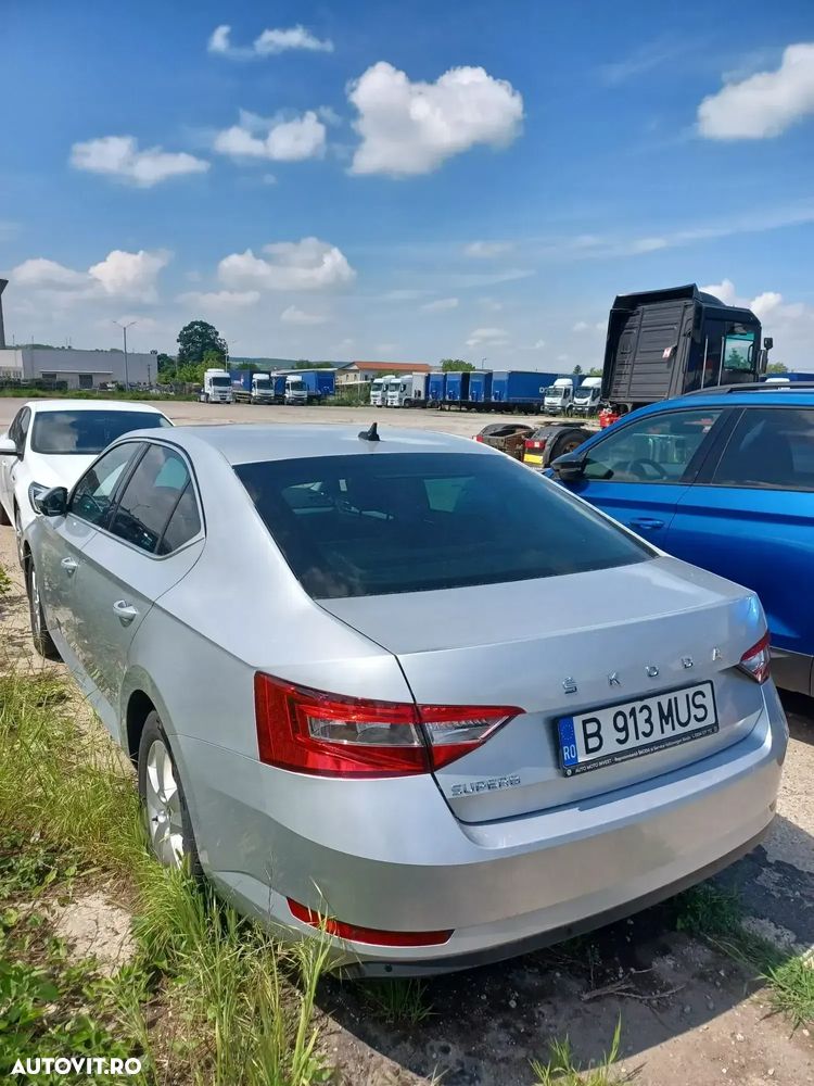 Skoda Superb 2.0 TDI DSG Ambition - 4