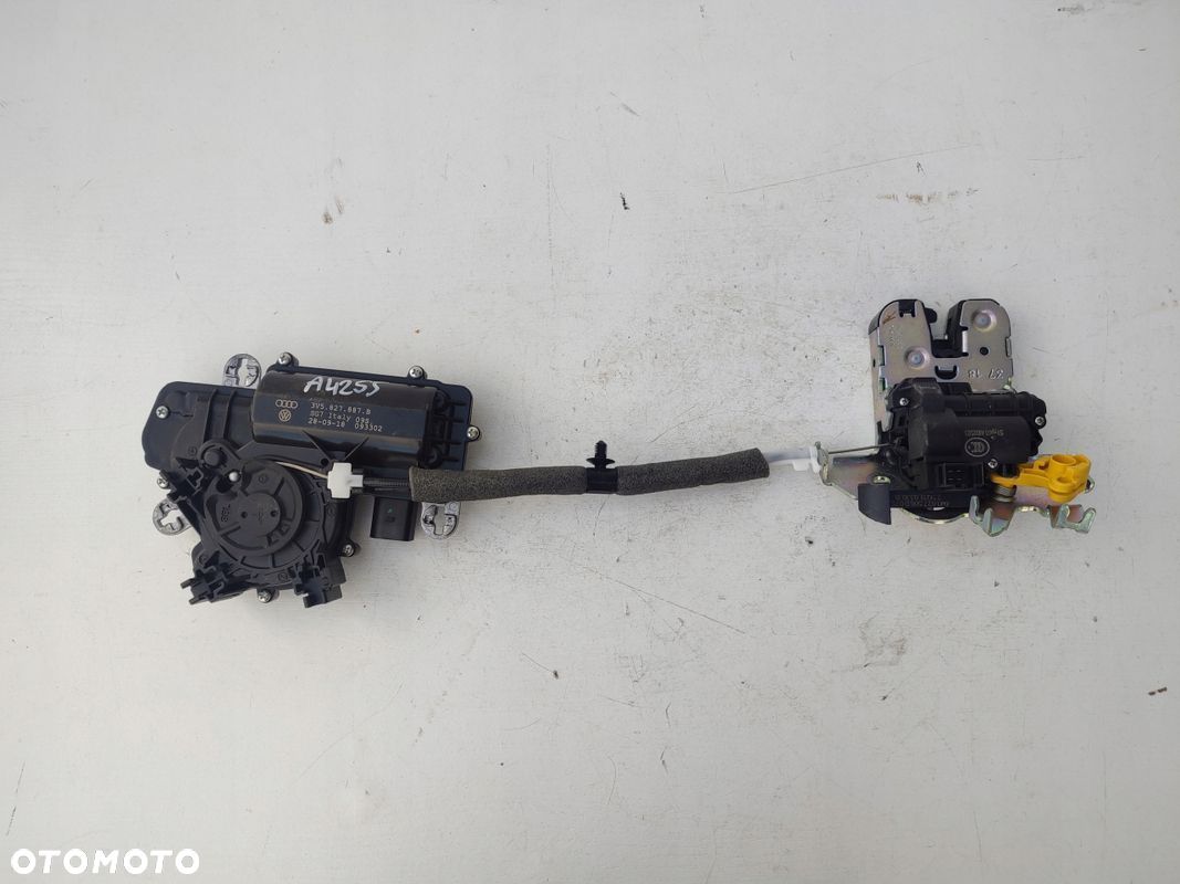 Zamek dociąg klapy bagażnika AUDI A5 3V5827887B - 1