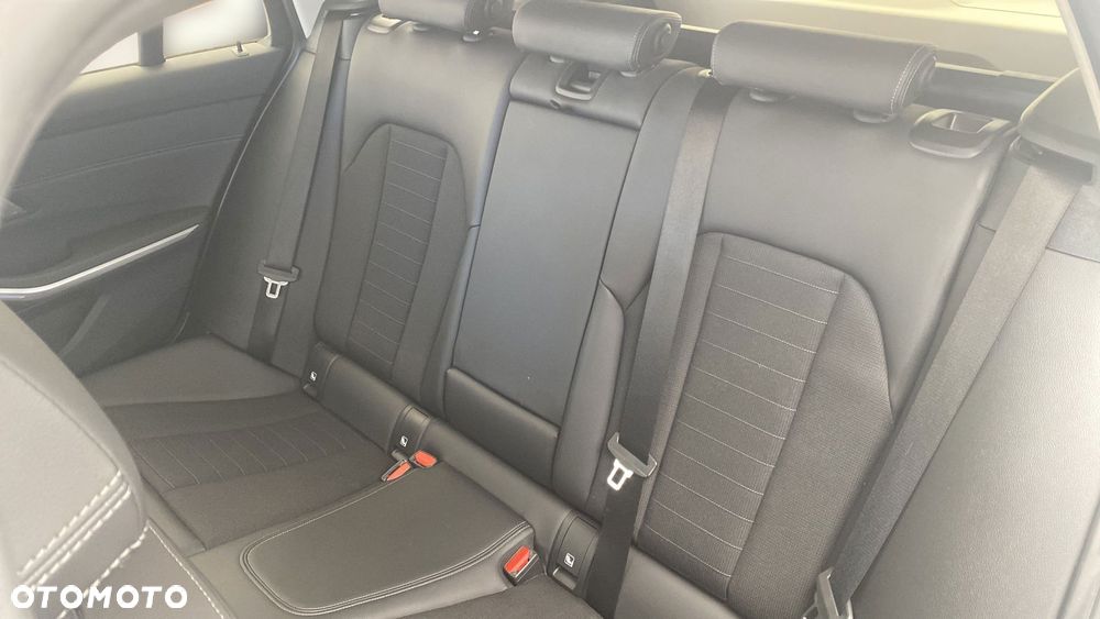 BMW Seria 3 320i Sport Line - 13