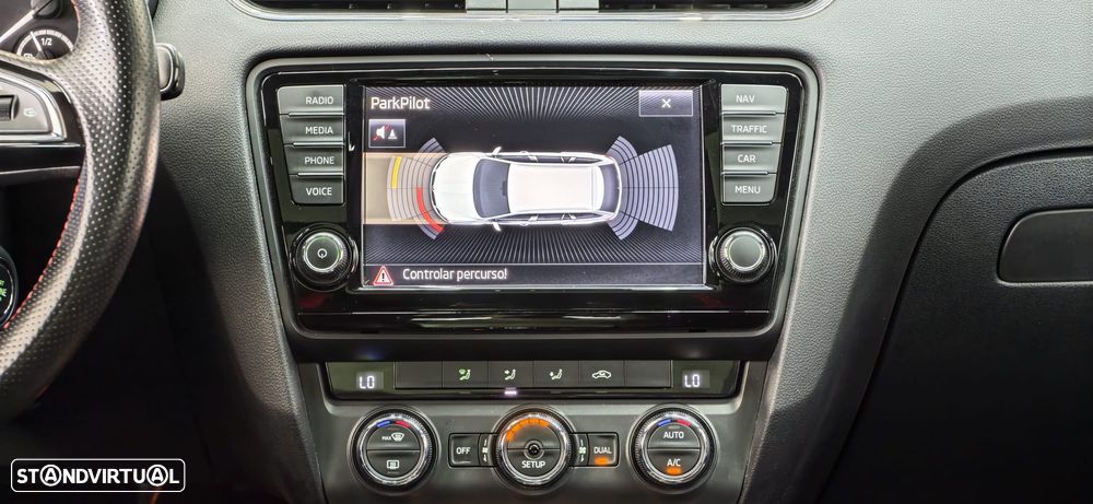 Skoda Octavia 2.0 TDI DSG RS - 37